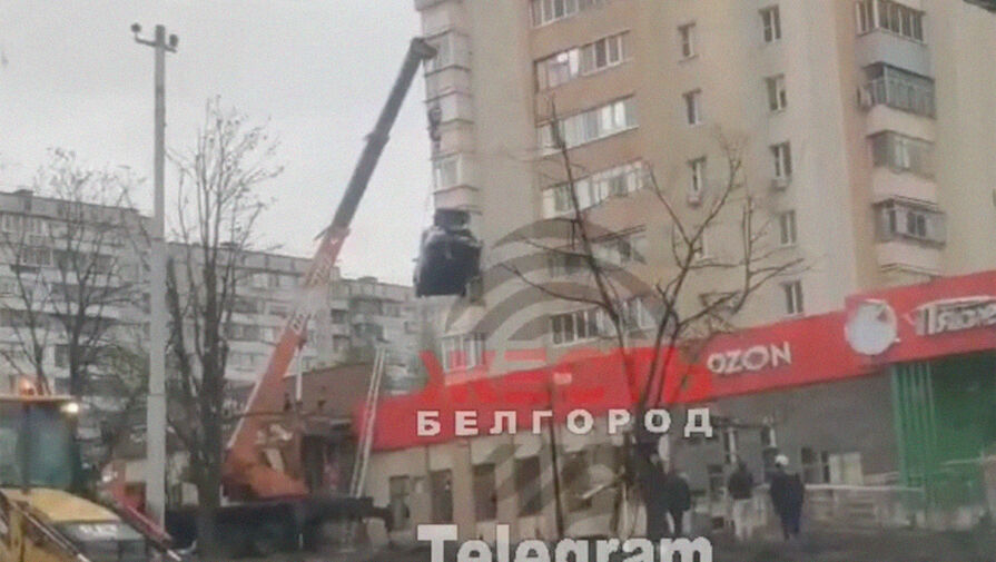 В Белгороде с крыши магазина сняли заброшенный туда взрывом автомобиль