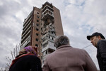 Местные жители стоят перед домом, пострадавшим от удара, Харьков, Украина, 4 апреля 2024 года