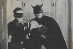 <b>Роберт Лоури — сериал «Бэтмен и Робин» (1949)</b>
<br><br>
Шесть лет спустя вышло 15-серийное шоу «Бэтмен и Робин». Стража Готэма в нем сыграл Роберт Лоури, известный по знаменитому «Знаку Зорро» Рубена Мамуляна. Он вошел в историю как исполнитель роли Бэтмена с самым странным внешним видом — специфический костюм добавлял Лоури пару десятков килограммов, из-за чего экшн-сцены выглядели странно.