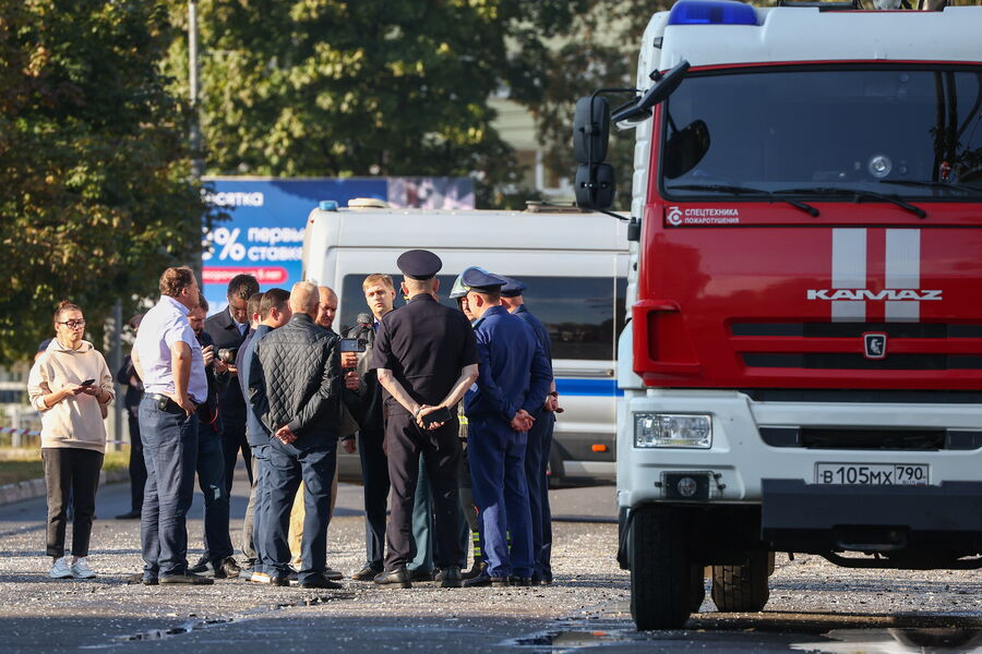 Сотрудники спецслужб и журналисты у&nbsp;многоквартирного дома в&nbsp;Спортивном проезде, где в&nbsp;результате падения БПЛА повреждены два жилых дома, 10&nbsp;сентября 2024&nbsp;года