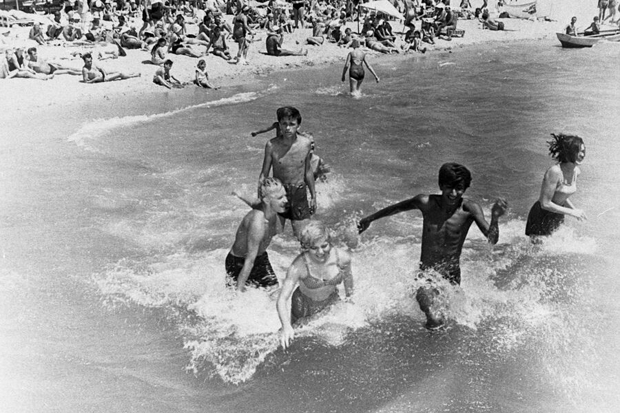 Евгений Стеблов (вверху слева) в&nbsp;кадре из&nbsp;фильма &laquo;До свидания, мальчики&raquo;, 1964&nbsp;год