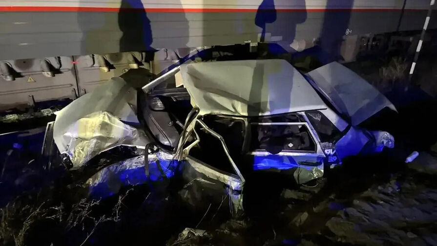 Автомобиль с человеком смяло поездом, следовавшим в Петербург