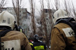 Сотрудники МЧС на месте взрыва в жилом многоквартирном доме по улице Космонавтов