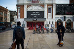 Поклонники Дэвида Боуи в Брикстоне (Лондон)
