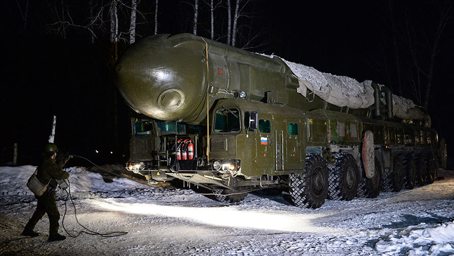 Мобильный ракетный комплекс &laquo;Тополь&raquo; Новосибирского ракетного соединения во время учений