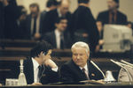 Председатель ВС РСФСР Борис Ельцин (справа) и заместитель председателя ВС РСФСР Руслан Хасбулатов (слева) в президиуме на III внеочередном съезде народных депутатов РСФСР, 28 марта 1991 года