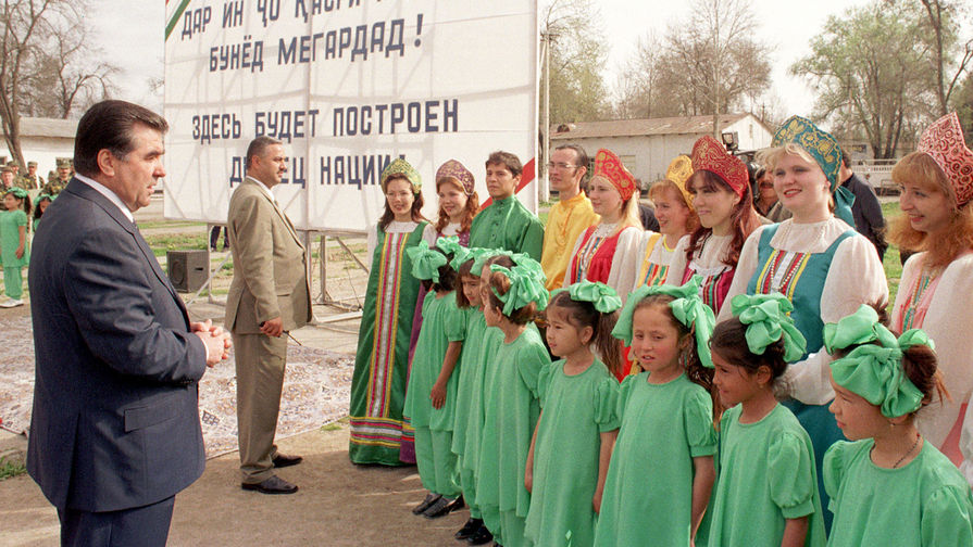Президент Таджикистана Эмомали Рахмонов (слева)