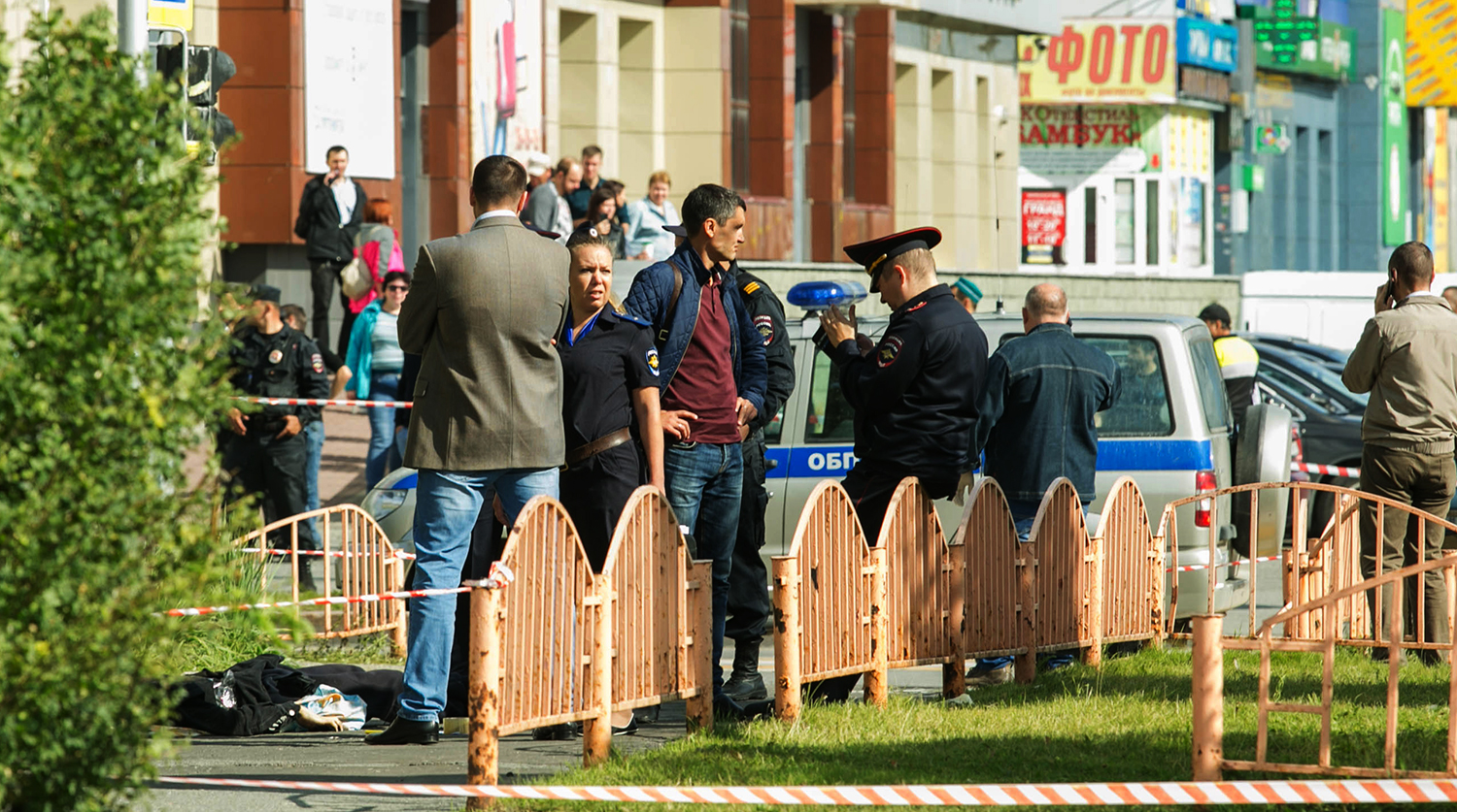 Сотрудники правоохранительных органов работают в центре города Сургута на месте, где неизвестный мужчина напал с ножом на людей и ранил несколько человек