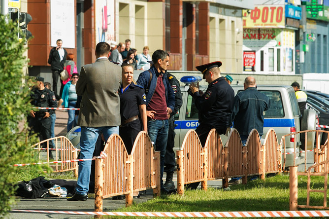 Сотрудники правоохранительных органов работают в центре города Сургута на месте, где неизвестный мужчина напал с ножом на людей и ранил несколько человек