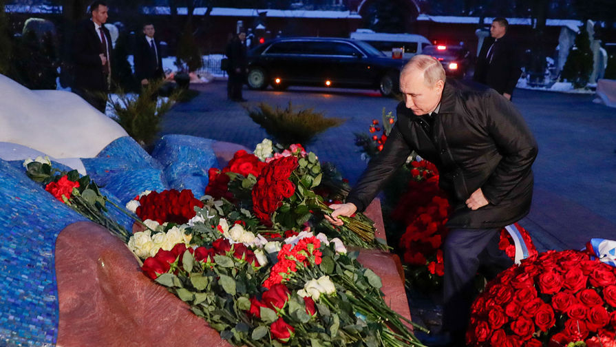 Путин возложил цветы на могилу Ельцина
