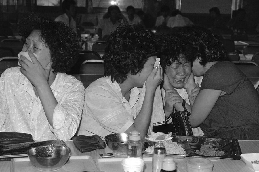 Родственники пассажиров лайнера 747 Korean-Air Lines после сообщения о том, что самолет был сбит по пути в Сеул, Южная Корея, 1983 год