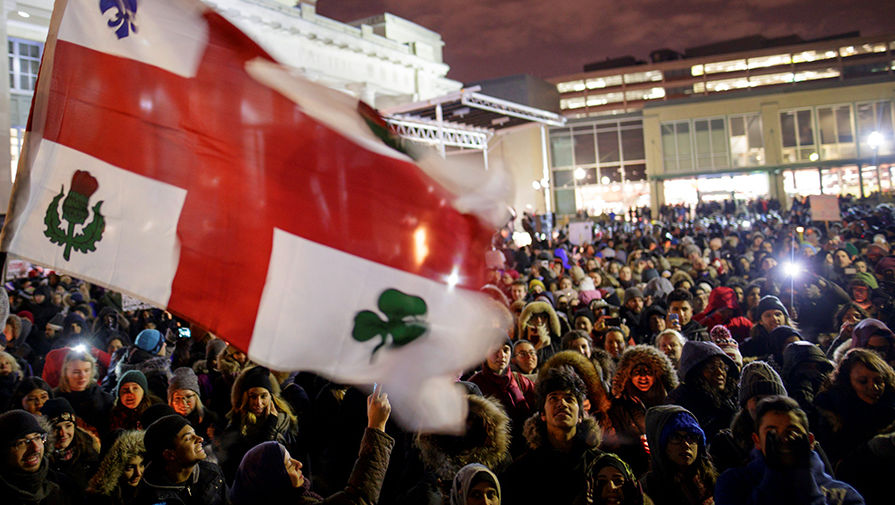 Флаг Монреаля на&nbsp;акции в&nbsp;память о&nbsp;погибших при&nbsp;нападении на&nbsp;мечеть в&nbsp;Квебеке, 30&nbsp;января 2017&nbsp;года