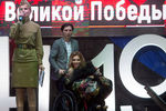 Певица Юлия Самойлова перед выступлением на концерте, посвященном празднованию Дня Победы, на площади Нахимова в Севастополе