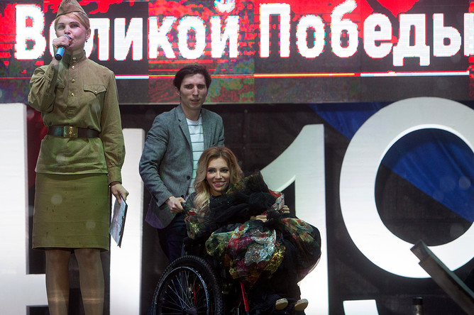Певица Юлия Самойлова перед выступлением на концерте, посвященном празднованию Дня Победы, на площади Нахимова в Севастополе