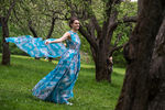 Девушка в яблоневом саду в московском музее-заповеднике «Коломенское»