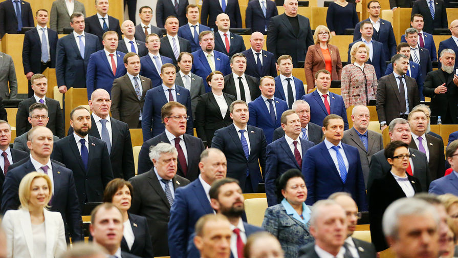Депутаты во время исполнения государственного гимна на пленарном заседании Госдумы, декабрь 2017 года