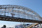 Металлоёмкость алюминиевого моста по сравнению со сталью в 2,5 раза меньше. Это и позволяет создавать несущие конструкции из алюминиевых сплавов, сопоставимые по стоимости и конкурентоспособные по техническим характеристикам по сравнению со стальными аналогами. Например, в Красноярске к Универсиаде-2019 построят два моста. География распространения мостов из алюминиевых сплавов самая обширная — Западная и Северная Европа доминируют по числу построенных сооружений, следом идут Китай, Канада, Арабские Эмираты, Катар. В России ими уже пользуются жители Москвы и Нижегородской области
