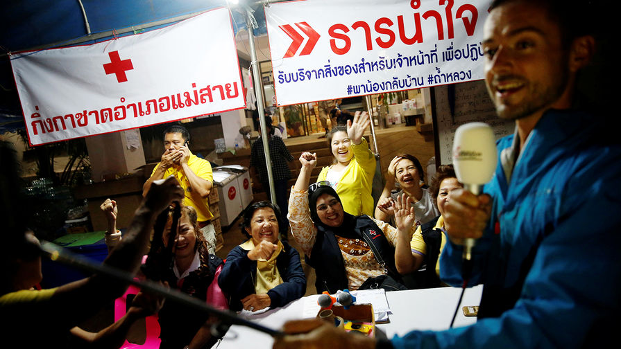 Волонтеры в пресс-центре около пещеры Тхам Луанг в Таиланде после спасения детей и тренера, 10 июля 2018 года