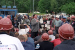 Певец Иосиф Кобзон во время выступления перед бастующими шахтерами около Дома правительства в Москве, 1998 год