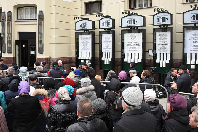 Во время церемонии прощания с актером театра и кино Николаем Караченцовым в театре «Ленком» в Москве, 29 октября 2018 года