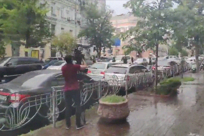 Кадр из видео с нападением на автомобиль экс-президента Украины Петра Порошенко около здания Государственного бюро расследований в Киеве, 25 июля 2019 года