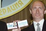 Владимир Путин с удостоверением об избрании его Президентом Российской Федерации, 6 мая 2000 года