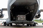 Разгрузка самолета ВВС США Boeing C-17 Globemaster, прибывшего во Внуково со второй партией аппаратов ИВЛ для борьбы с пандемией коронавируса в России, 4 июня 2020 года