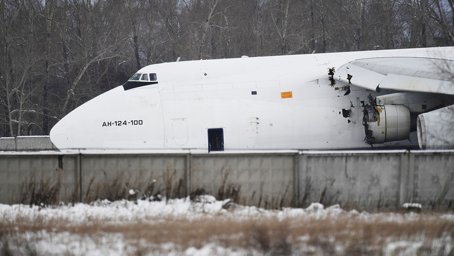 Самолет Ан-124 после аварийной посадки из-за проблем с&nbsp;двигателем в&nbsp;новосибирском международном аэропорту &laquo;Толмачево&raquo;, 13 ноября 2020 года