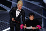 Певица и актриса Леди Гага и актриса Лайза Миннелли на церемонии вручения премии «Оскар», 27 марта 2022 года

