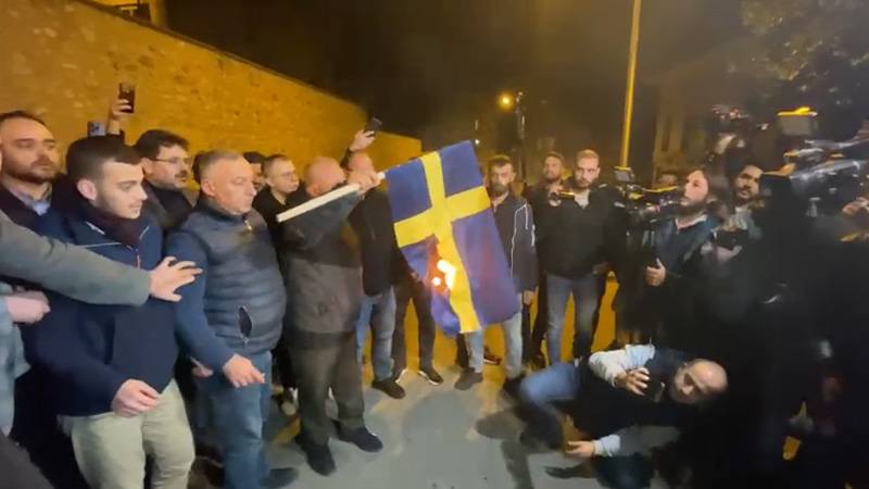 T24: в Турции активисты сожгли флаг Швеции в ответ на провокацию с Кораном в Стокгольме