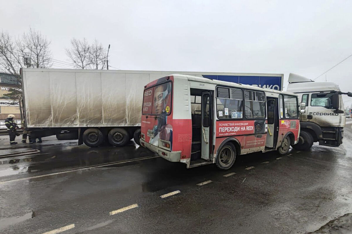 В Иркутске пять человек пострадали в аварии с участием грузовика - Газета.Ru  | Новости