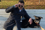 Актер Леонид Ярмольник на прогулке с собакой в Москве, 2013 год