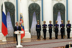 Президент России Дмитрий Медведев (слева) во время выступления на церемонии вручения премий молодым ученым в области науки и инноваций.