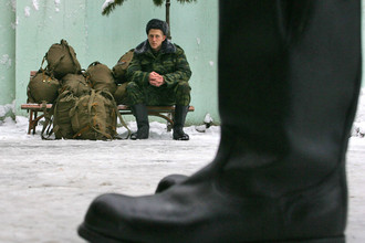 Призывников могут обязать лично являться в военкомат за повестками