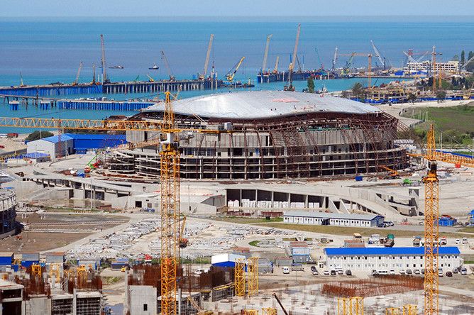 Вид на строительство Большой ледовой арены и порт «Имеретинский» в Сочи