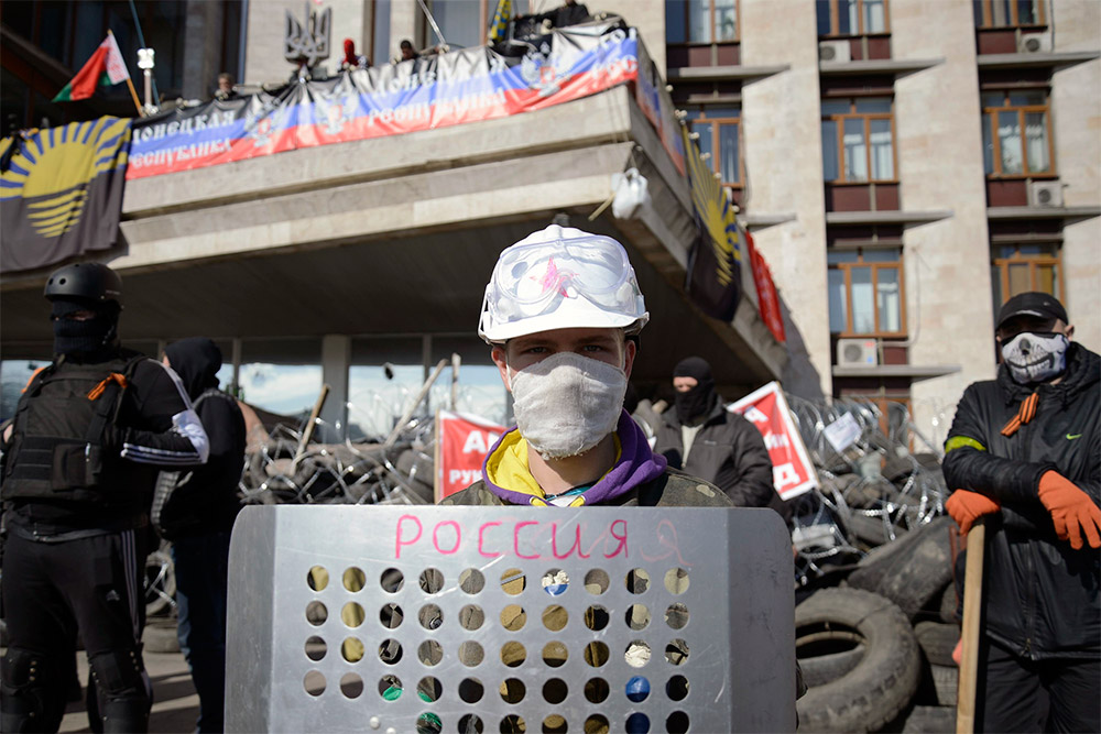 Участники протестных акций у захваченного здания Донецкой областной администрации