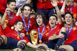 Сборная Испании празднует победу в финале чемпионата мира в ЮАР