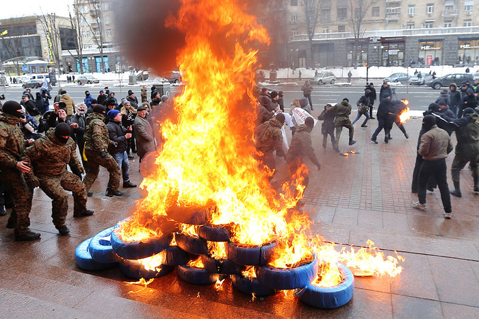 Активисты организации &laquo;СМЕРЧ&raquo; сжигают автомобильные шины с&nbsp;надписью &laquo;4 гривны&raquo;, протестуя против повышения цен на&nbsp;проезд в&nbsp;метро