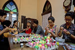 Индийские верующие украшают пасхальные яйца в церкви накануне Пасхи