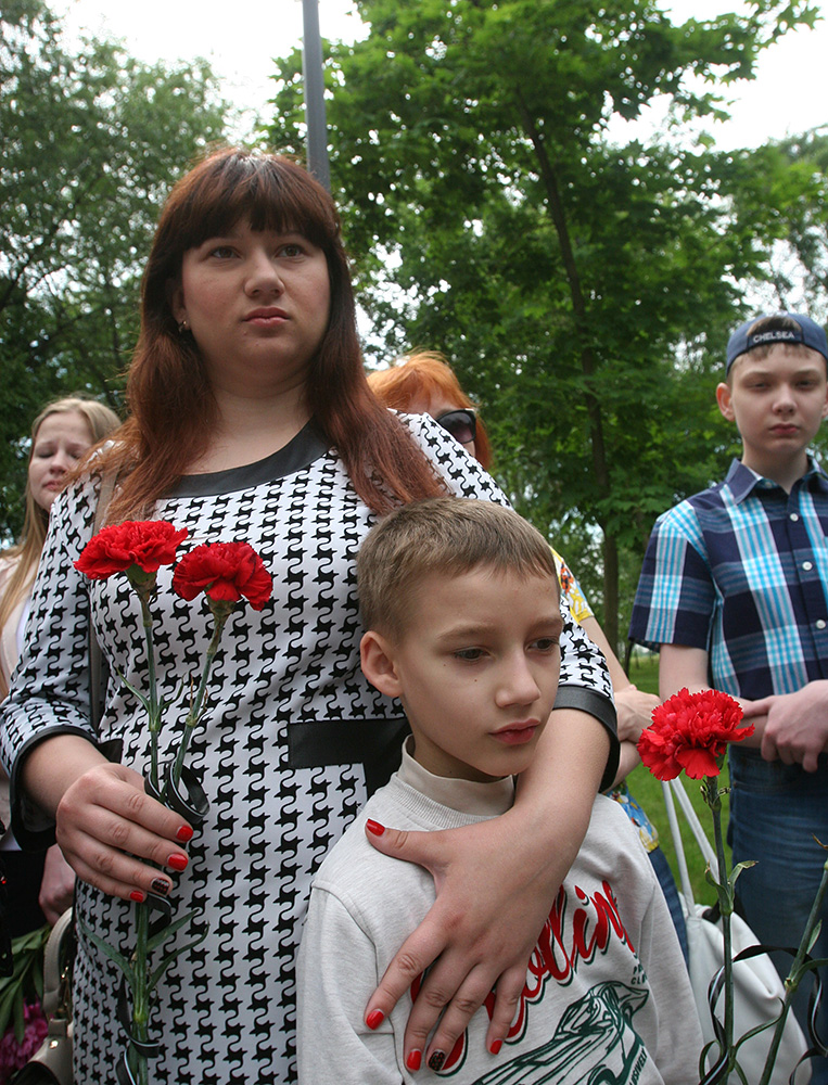 Жители Донецка в Международный день защиты детей на митинге «Мы вас помним» в память о детях Донбасса, которые погибли в результате обстрелов города