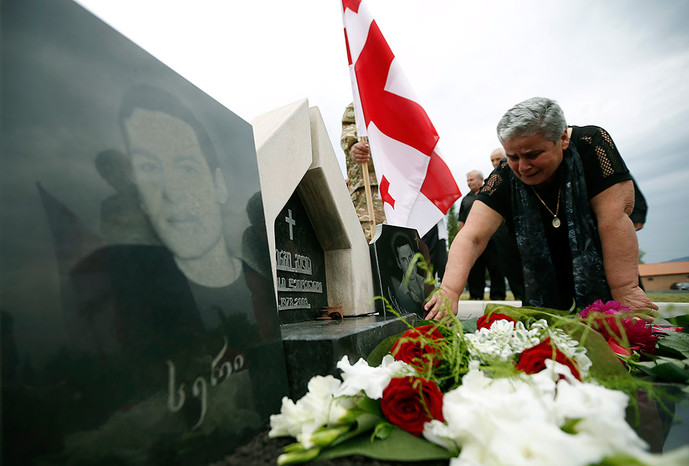 Родственники оплакивают грузинских солдат, погибших в&nbsp;результате вооруженного конфликта между&nbsp;Россией и Грузией в&nbsp;2008 году