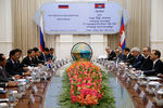 Премьер-министр РФ Дмитрий Медведев (справа) и премьер-министр Камбоджи Хун Сен (второй слева) во время российско-камбоджийских переговоров
