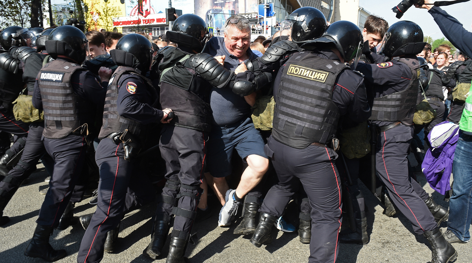 Задержания протестующих во время несогласованной акции сторонников оппозиционного политика Алексея Навального в центре Москвы, 5 мая 2018 года