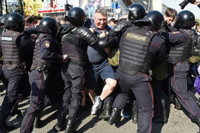 Задержания протестующих во время несогласованной акции сторонников оппозиционного политика Алексея Навального в центре Москвы, 5 мая 2018 года