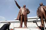 Глава МИД России Сергей Лавров во время возложения цветов к монументу северокорейским лидерам Ким Ир Сену и Ким Чен Иру около музея корейской революции в центре Пхеньяна, 31 мая 2018 года