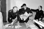 В.В. Иванов, начальник порта Невельска, разбирает обломки самолета Korean Airlines 007, 21 декабря 1983 года