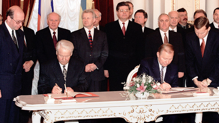 Президент России Борис Ельцин и президент Украины Леонид Кучма во время подписания Договора о дружбе, сотрудничестве и партнерстве между Россией и Украиной в рамках официального визита Ельцина в Киев 