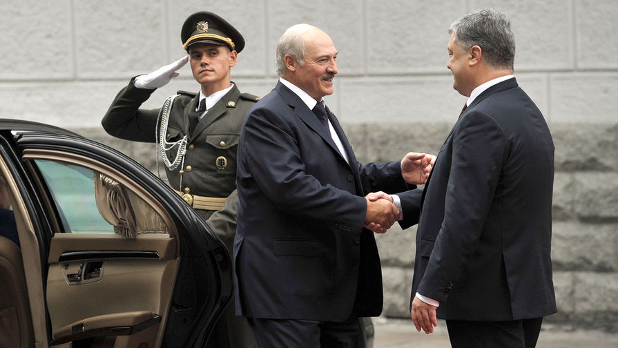 Президент Белоруссии Александр Лукашенко и президент Украины Петр Порошенко во время церемонии встречи в Киеве, июль 2017 год