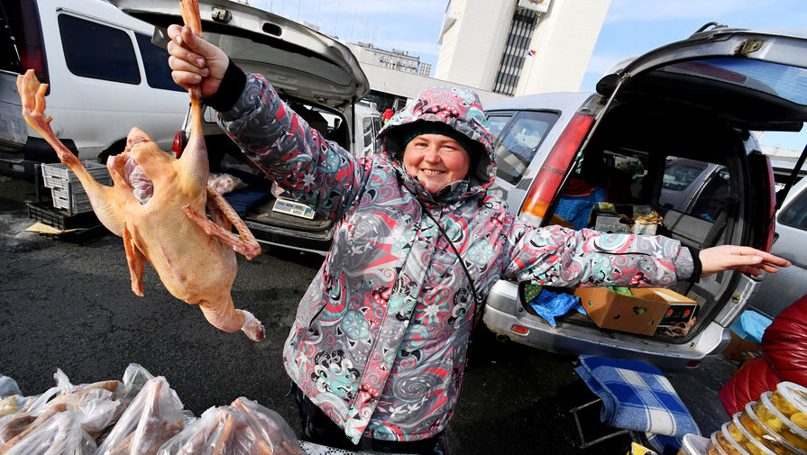 Продавец на продовольственной ярмарке на центральной площади Владивостока.