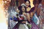 Победительница Харнааз Сандху получает корону из рук мексиканки Андреа Меза («Мисс Вселенная-2020»)